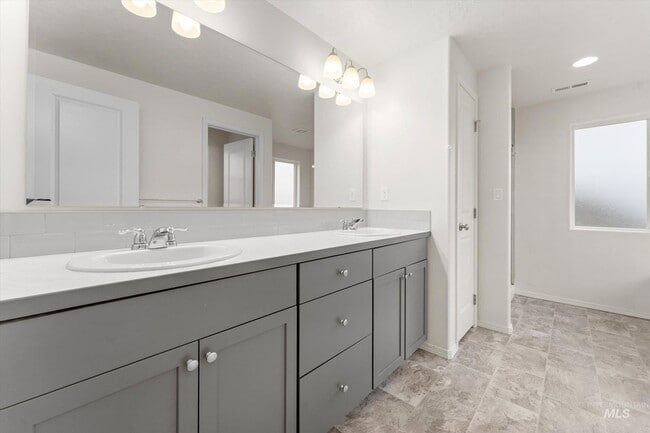 Building Photo - 513 Stanley Lake St