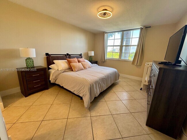 Building Photo - 19501 E Country Club Dr