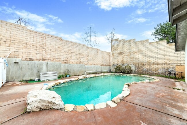 Building Photo - Charming Single-Story 3-Bed Home with Pool in Camarillo