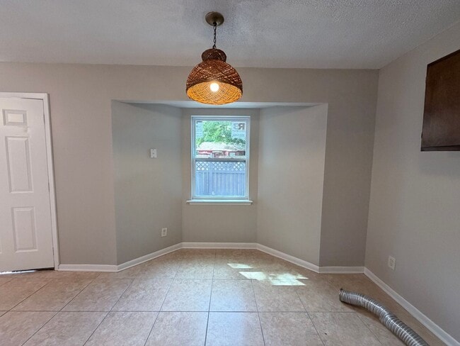 Building Photo - 2 Bedroom 1 Bath in Milton Available for Rent!