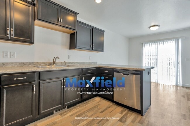 Building Photo - Townhouse Draper - 3 BD 2.5 BA 2 GA - 2250 Square Feet - New Carpet