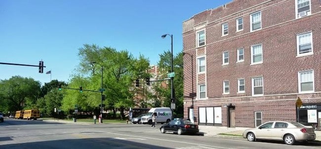 Building Photo - 2000 W Foster Ave