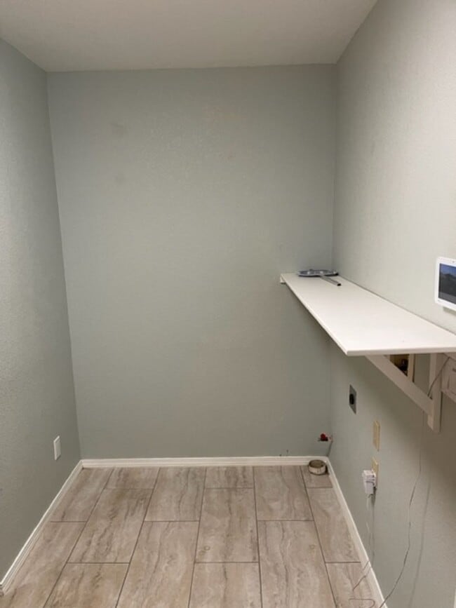 Building Photo - $100 Move in Special ~ 3 Bedroom Located in Country Heights Subdivision!