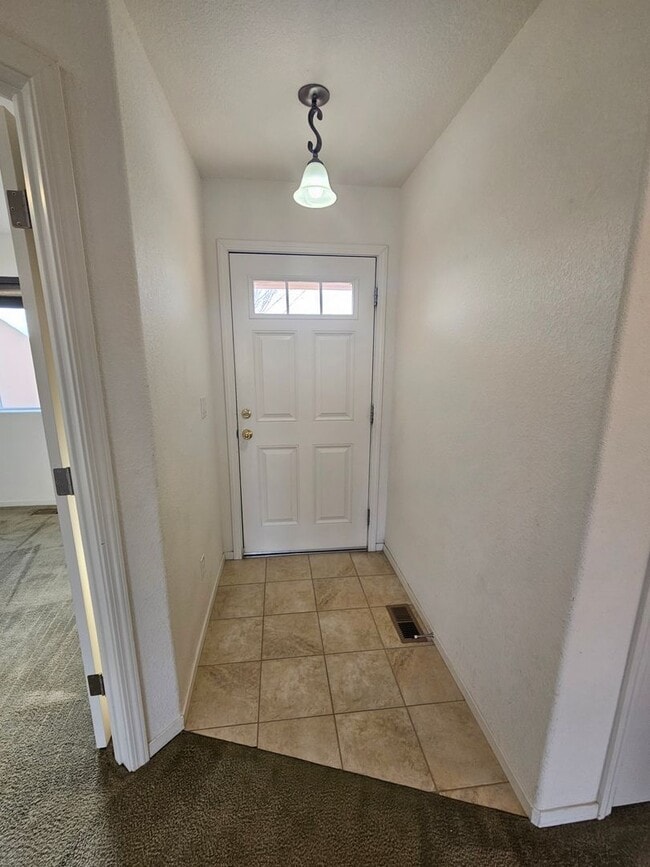 Building Photo - Wonderful 4-bedroom, 2-bathroom home in Fe...