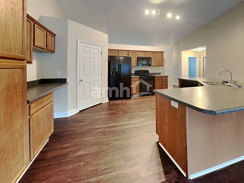 Building Photo - 230 Barberry Ln