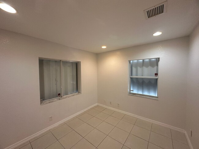 Building Photo - 2 Bedroom Duplex in the heart of Hollywood