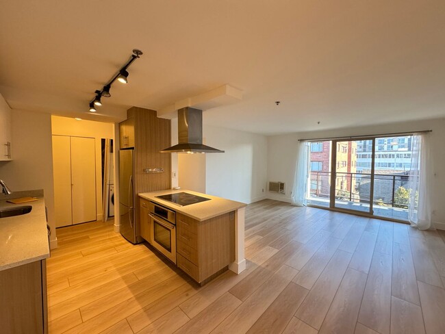 Building Photo - Stunning 1b1b condo in Queen Anne