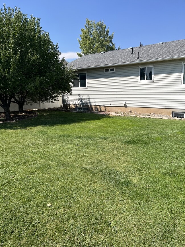 Building Photo - 1160 Tule Dr
