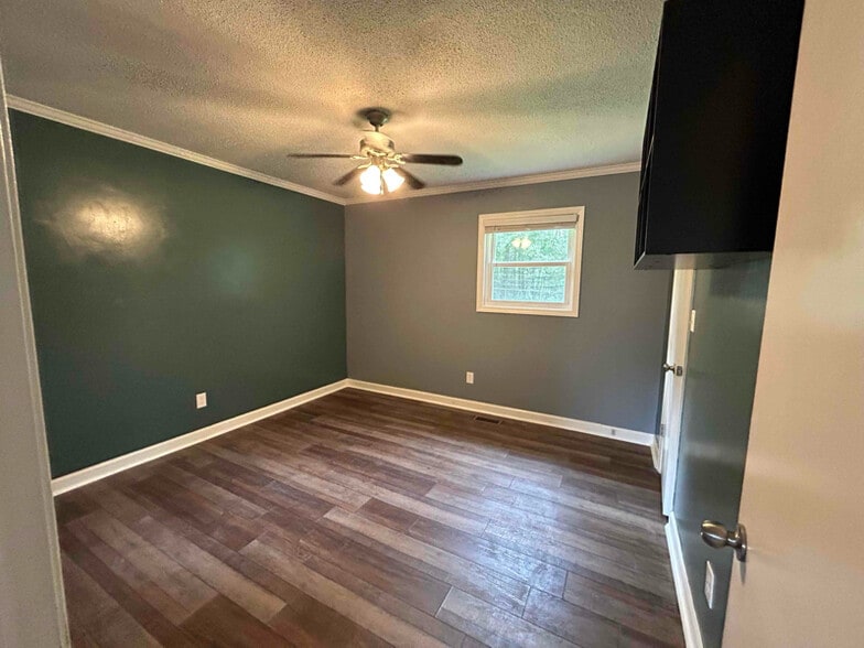 Building Photo - 436 Riverdale Rd