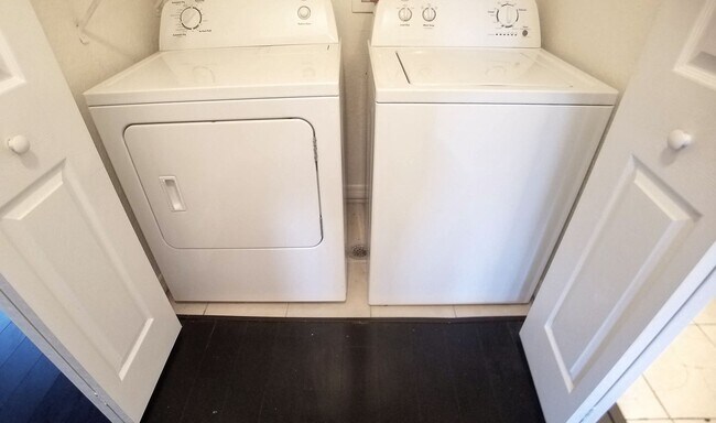 Building Photo - Beautiful 1/1 Remodeled Condo for Rent in ...