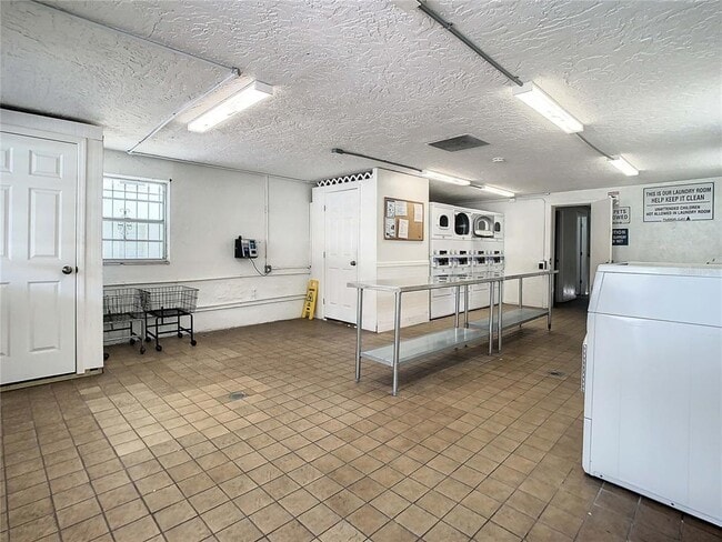 Building Photo - 9115 Tudor Dr