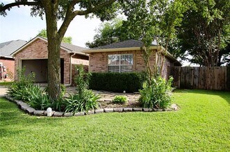 Building Photo - 147 Southlake Dr