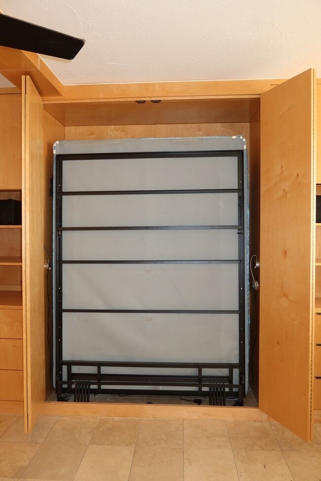 Building Photo - Downtown Studio / Home Office / All Bills ...