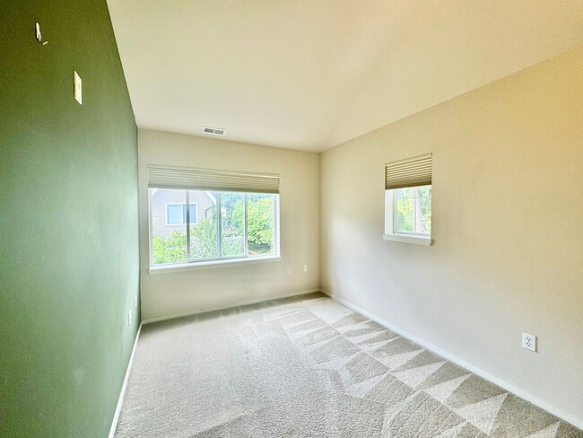 Building Photo - 3-Bed End-Unit Townhome in Redmond