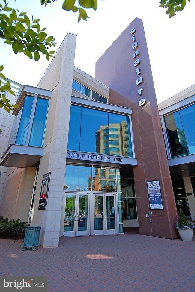 Building Photo - 4063 S Four Mile Run Dr