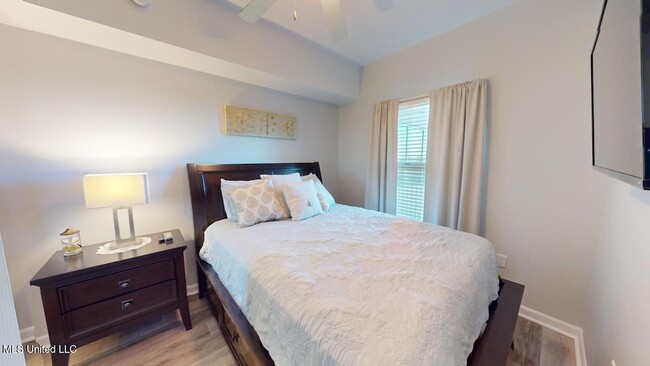 Building Photo - 2228 Beach Dr