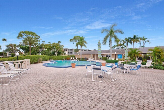 Building Photo - 2581 Garden Dr N