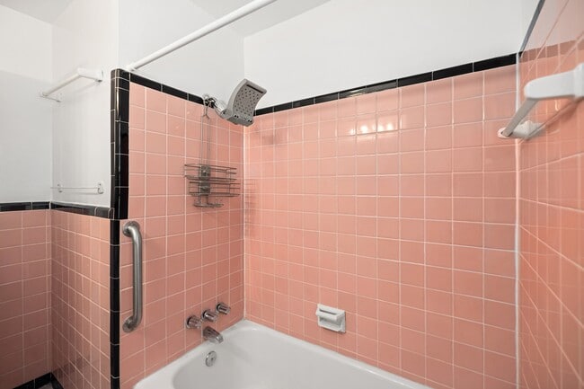 Building Photo - 354 Chicago Ave