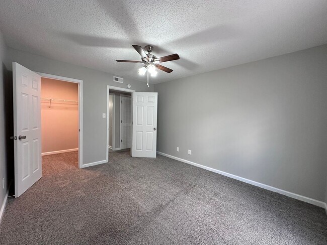 Building Photo - Now Leasing: 2 Bedroom Apartment in Maryvi...