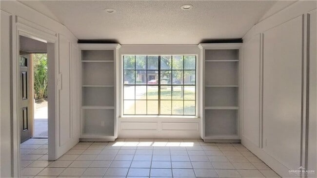 Building Photo - 6 Rose Ellen Dr