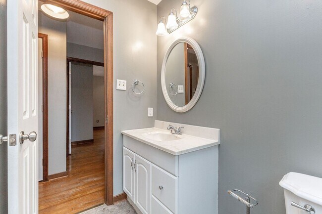 Building Photo - Serene Living in Chesterfield