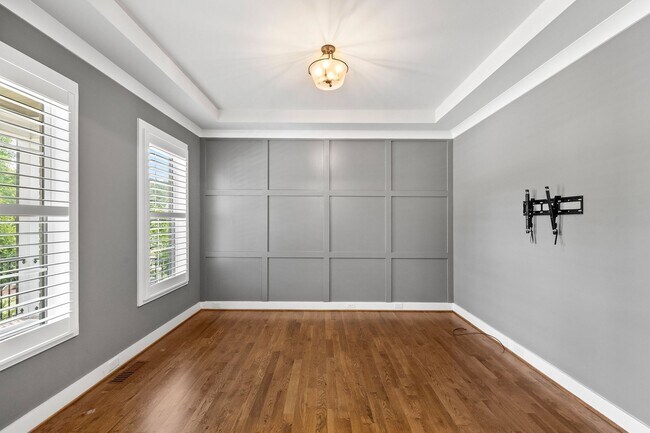 Building Photo - **Luxury 4/4 with Fenced in Yard**