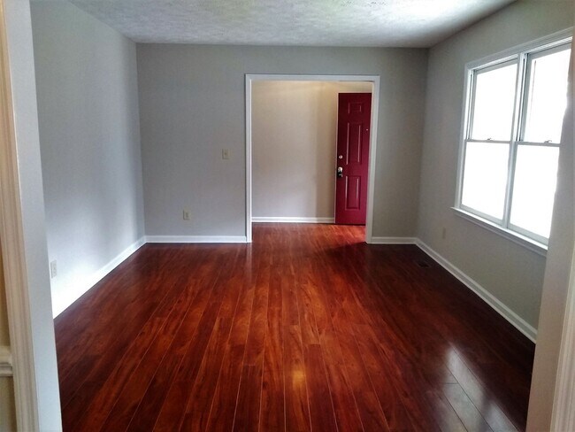 Building Photo - UPDATED & SPACIOUS 3 Bedroom 2 Bathroom home close to SHOPPING & FT BRAGG!!