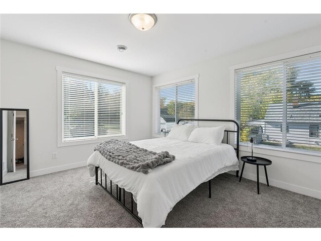 Building Photo - 2084 Reaney Ave E