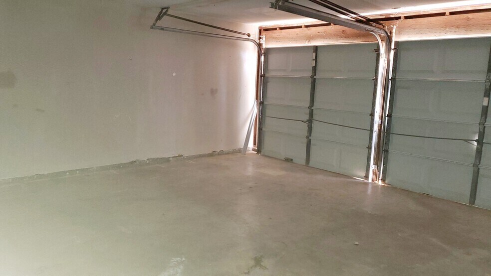 Building Photo - 4016 Eastridge Dr