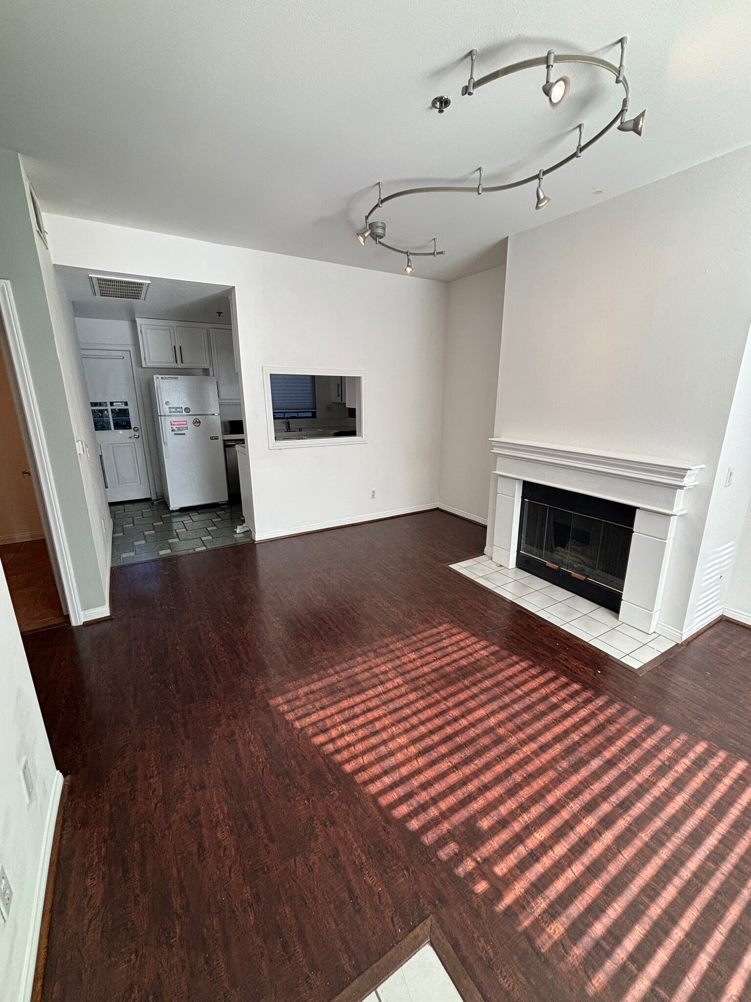 Building Photo - 111 S Oak Knoll Ave