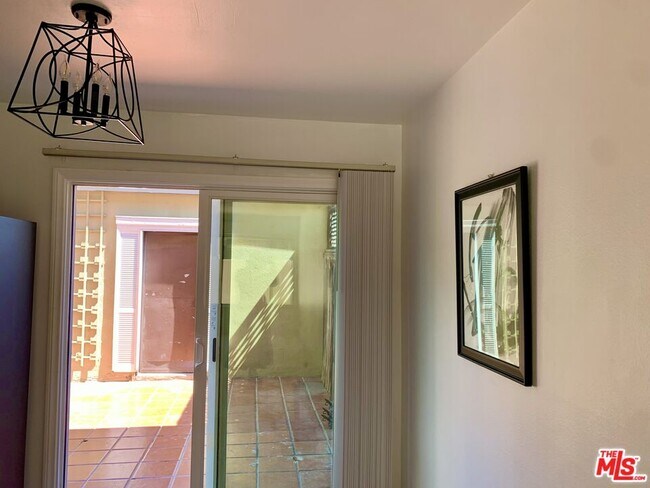 Building Photo - 11138 Aqua Vista St