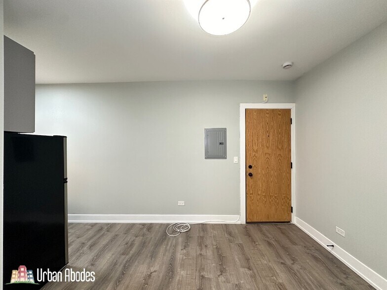 Building Photo - 515 W Belmont Ave