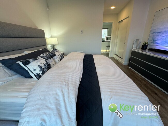 Building Photo - 4 Bedroom Seattle Townhome with Parking and Modern Finishes