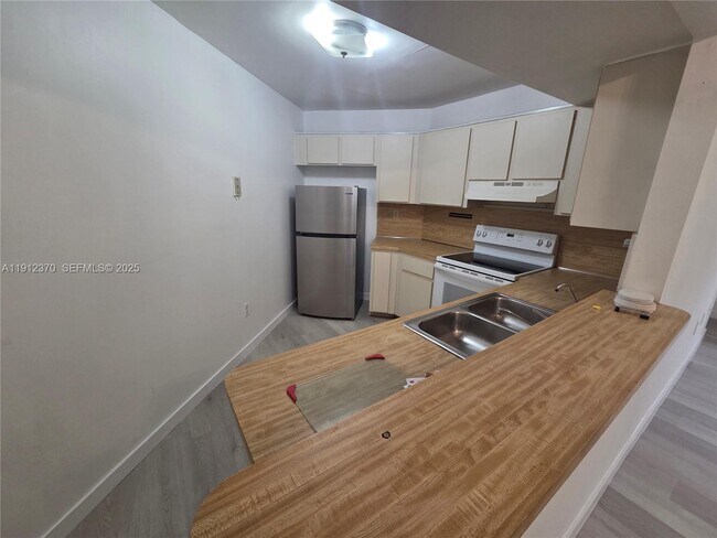 Building Photo - 9433 Fontainebleau Blvd