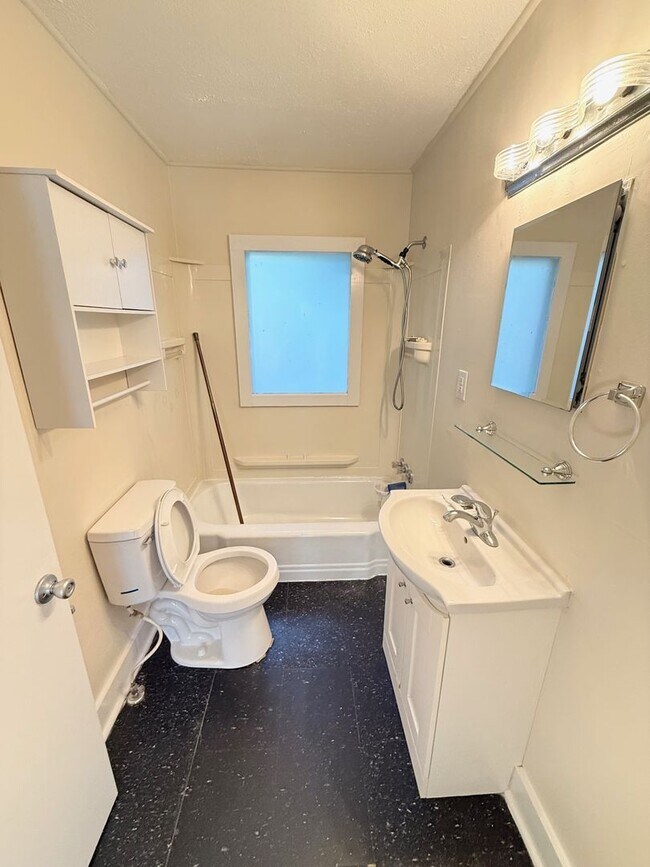 Building Photo - Normaltown Two Bedroom Cottage