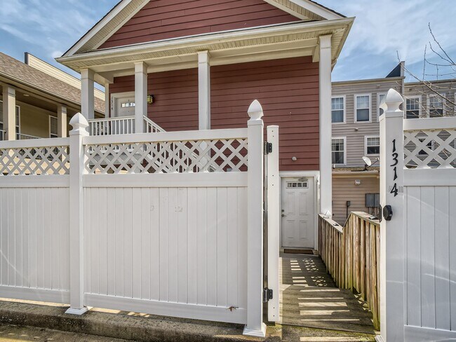 Private Entrance - 6971 Sunnywood Dr