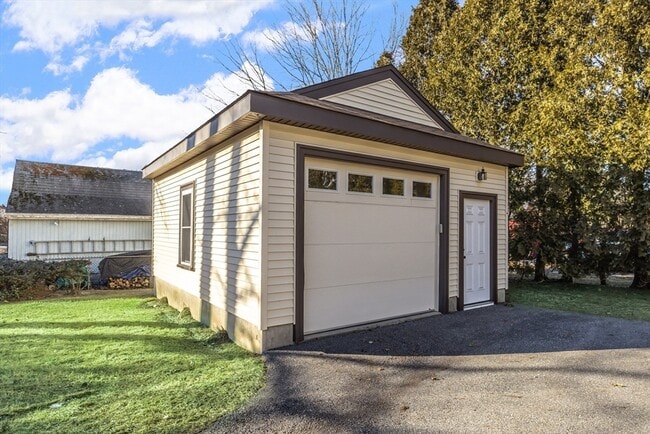 Building Photo - 33 Pearl St