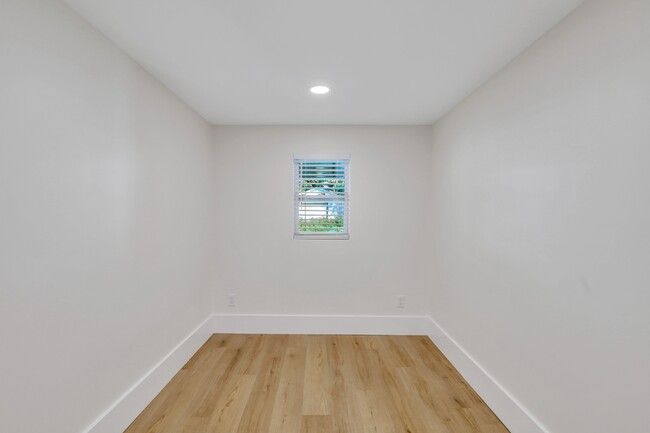 Building Photo - 504 Maupas Ave