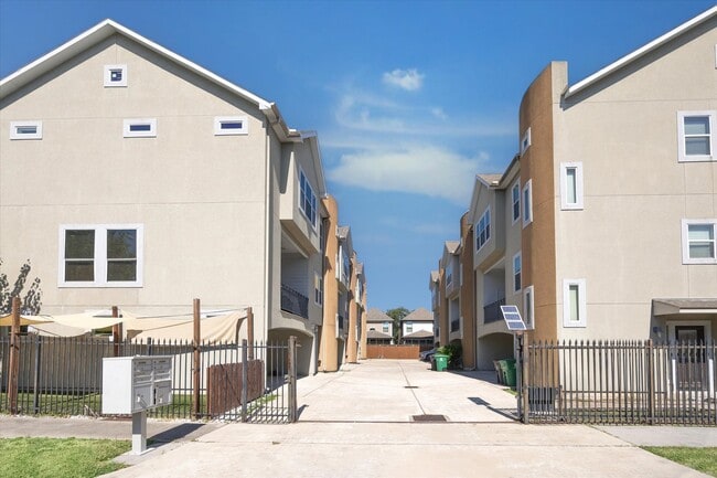 Building Photo - 5334 Kiam St