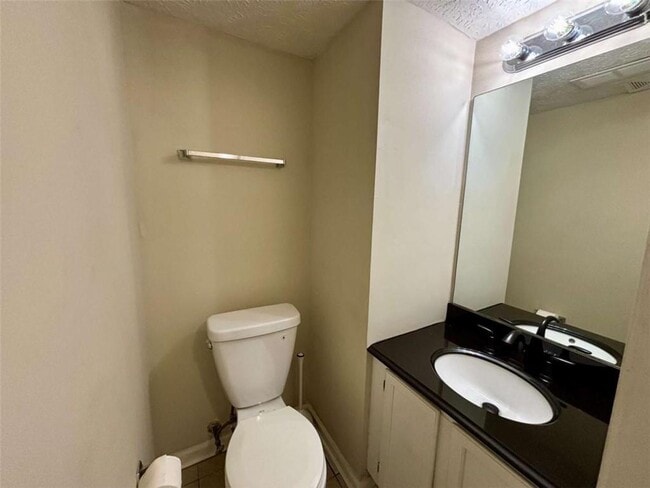 Building Photo - 666 Stratford Green