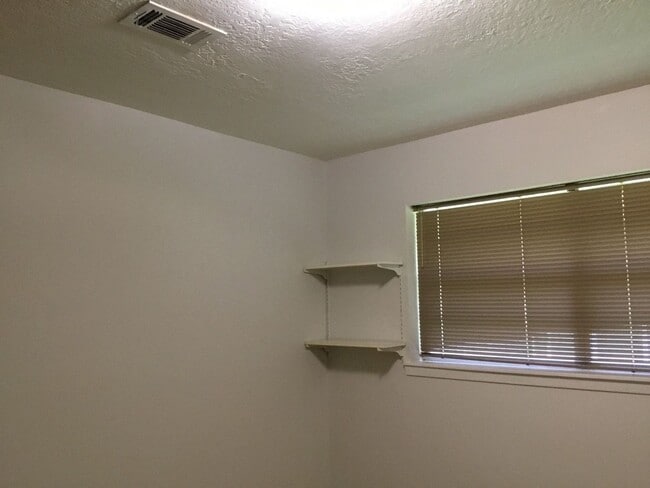 Building Photo - 535 Hillebrandt St