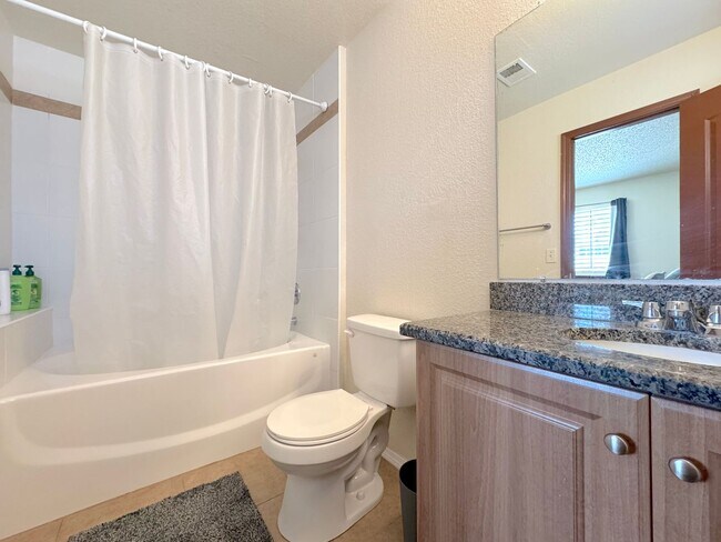 Building Photo - East El Paso 3bed/2bath Refrig A/C!