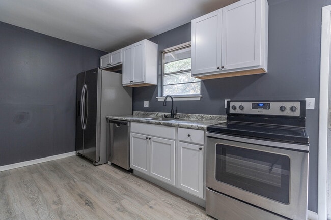 Building Photo - 5714 N Maple Ct