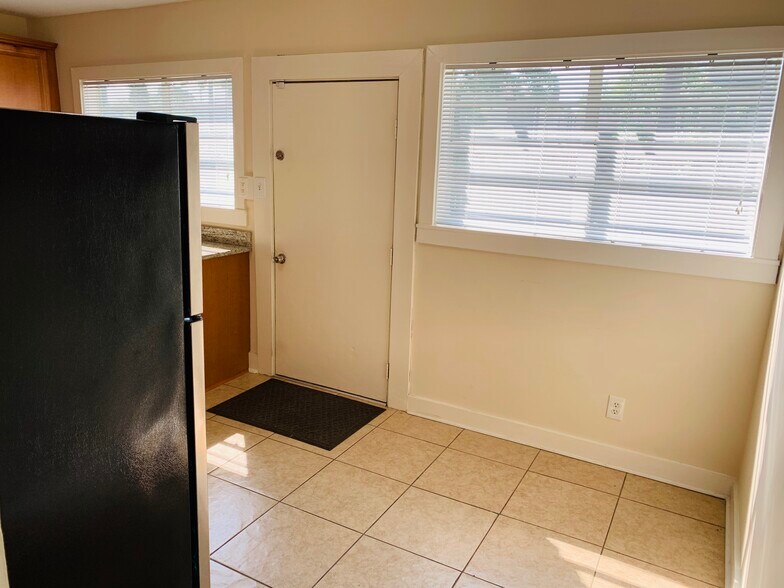 Building Photo - 903 Montgomery St