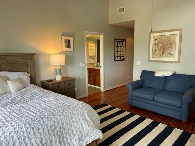 Building Photo - Beautiful Furnished Marsh Front Home - 6 mo Lease Term