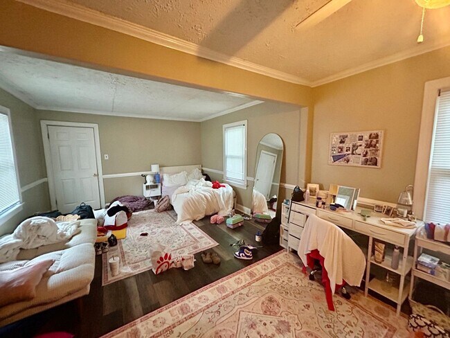 Building Photo - 647 Golfview Dr