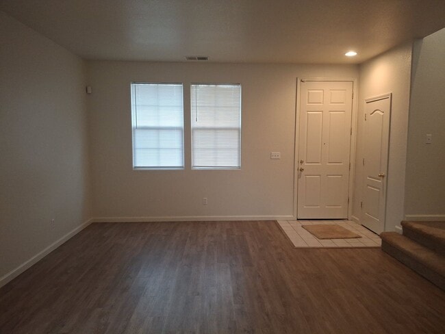 Building Photo - Lincoln Crossing, 2 Story 4 Bedroom, 2.5 bath, 2225sqft, Access to Clubhouse Pool & Amenities, Cu...