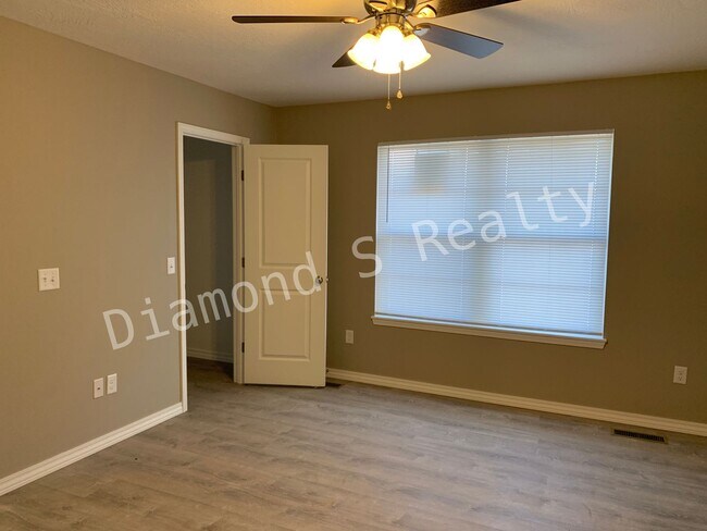 Building Photo - 5 Bedroom Home Located in Ozark!