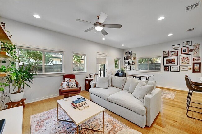 Building Photo - 6800 Menchaca Rd