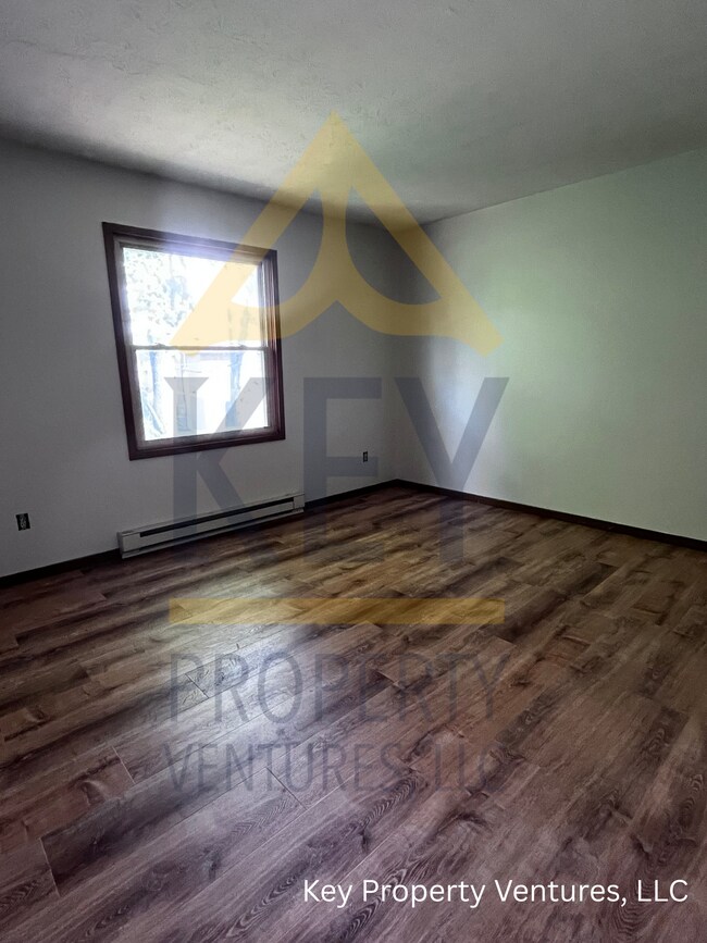 Building Photo - 493 Hollenbeck St